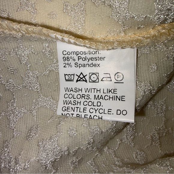 Elegant Cream Button-Up Women's Top - Picture 4 of 5